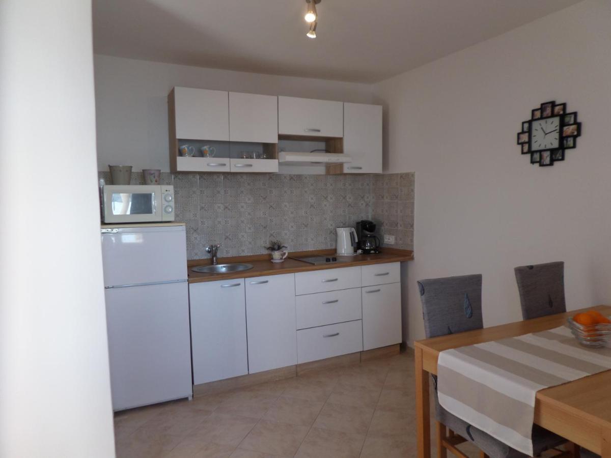 Apartmani Mirko Ljubac Ražanac Exterior foto