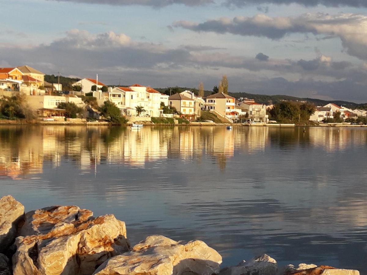 Apartmani Mirko Ljubac Ražanac Exterior foto